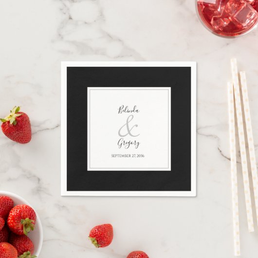 Serviette En Papier Élégant Monogramme Mariage noir et blanc (En situation)