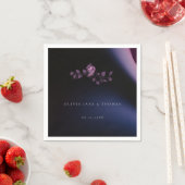 Serviette En Papier Élégant Moody moderne Mariage floral violet foncé (En situation)