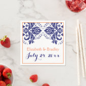 Serviette En Papier Elégant motif damassé bleu marine, corail mariage (En situation)