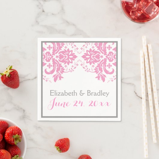Serviette En Papier Elégant motif damassé rose, gris mariage (En situation)