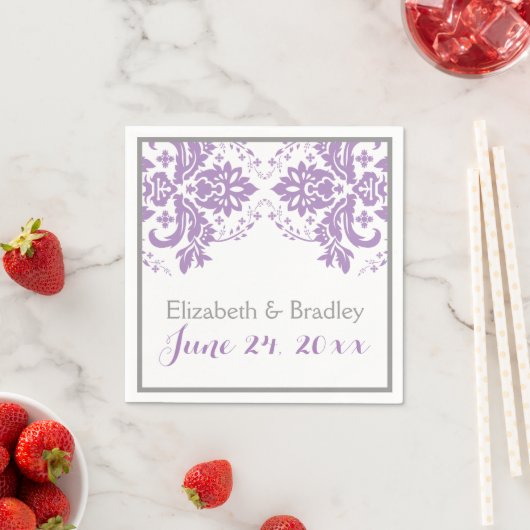 Serviette En Papier Elégant motif damassé violet, gris mariage (En situation)