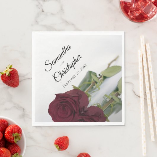 Serviette En Papier Élégant Rose Bourgogne Mariage de design diagonal (En situation)