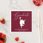 Serviette En Papier Élégant Script Burgundy Graduation Party (En situation)