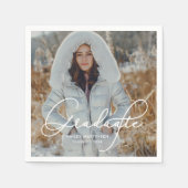 Serviette En Papier Élégant Script Graduate Photo et nom (Devant)