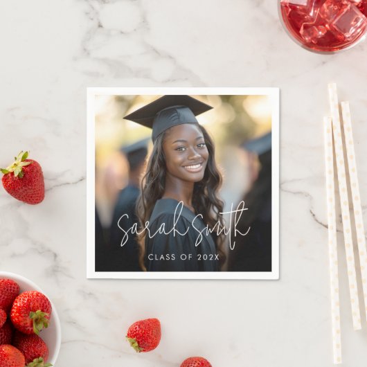 Serviette En Papier Élégant script graduation photo nom du diplômé (En situation)