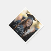 Serviette En Papier Élégant script graduation photo nom du diplômé (Coin)
