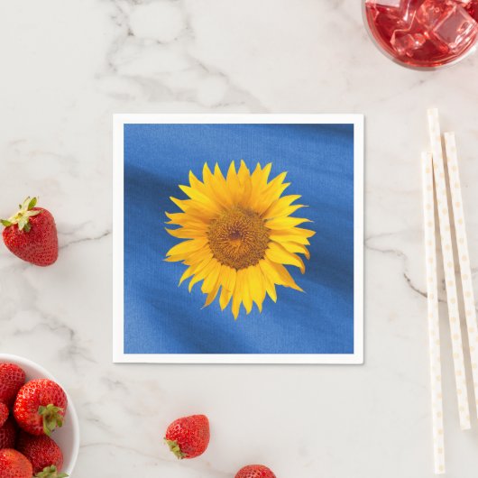 Serviette En Papier Elégant tournesol jaune sur Mariage bleu royal (En situation)