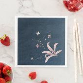 Serviette En Papier Elégante marine de fleurs roses (En situation)