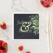 Serviette En Papier Élégante verdure sur serviettes noires (En situation)