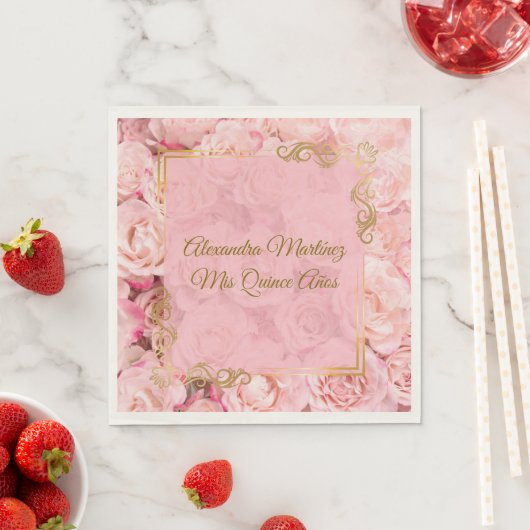 Serviette En Papier Elégantes fleurs rose or Quinceañera (En situation)