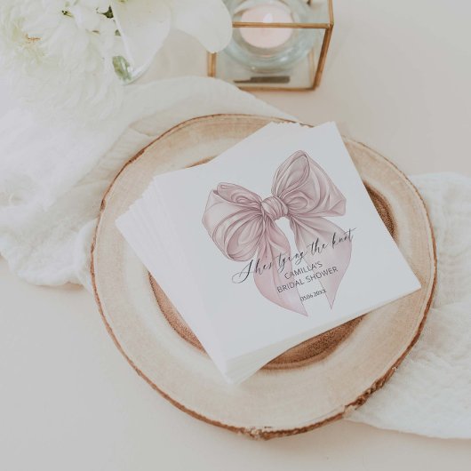 Serviette En Papier Elle est en train de nouer la Fête des mariées de