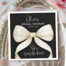 Elle noue la Fête des mariées du noeud