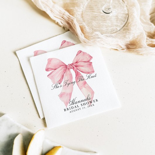 Serviette En Papier Elle noue les serviettes de la corbeille rose