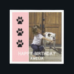 Serviette En Papier Empreintes de pattes Pink Kids Name Photo Birthday<br><div class="desc">Empreintes de pattes Pink Kids Name Photo Birthday Party Napkin. Le design comprend une photo, un texte d'anniversaire heureux, un nom et des empreintes de pattes de chien noirs sur un arrière - plan rose. Personnalisez les serviettes avec le nom de votre enfant et la photo de votre enfant -...</div>