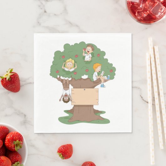 Serviette En Papier Enfants amusants jouant dans l'arbre Apple (En situation)