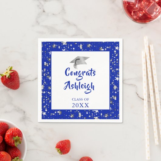 Serviette En Papier Étoiles de graduation Brush Script Royal Blue (En situation)