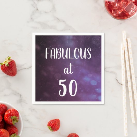 Serviette En Papier Fabuleux à 50 serviettes violettes d'anniversaire (En situation)