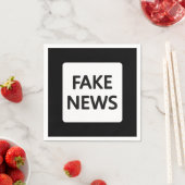 SERVIETTE EN PAPIER FAKE NEWS PAPER NAPKIN (En situation)