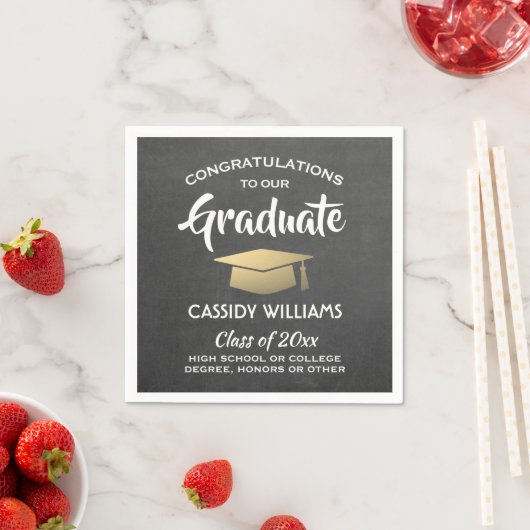 Serviette En Papier Félicitations Chalkboard Black & Gold Graduation (En situation)