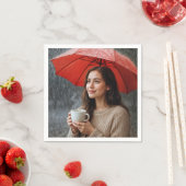 Serviette En Papier Femme avec une coupe de café chaud sous un paraplu (En situation)
