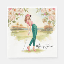 Femme de golf sur un parcours de golf