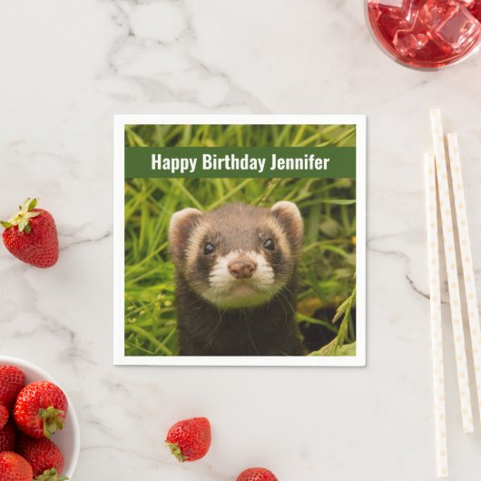 Serviette En Papier Ferret Brown dans l'herbe Joyeux anniversaire (En situation)