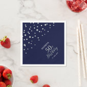 Serviette En Papier Fête d'anniversaire moderne Silver & Navy Blue 50t (En situation)