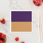 Serviette En Papier Fête d'anniversaire rayée de pourpre et or royal (En situation)