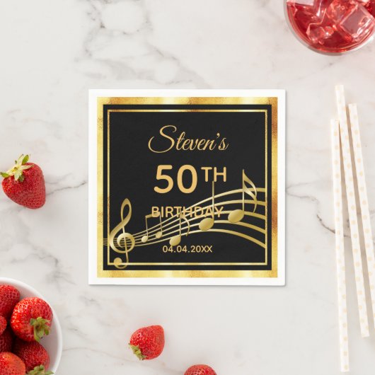 Serviette En Papier fête de 50e anniversaire noir or notes gars (En situation)