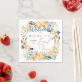 Serviette En Papier Fête des mariées florale Dusty Blue et Peach (En situation)