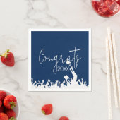 Serviette En Papier Fêtes De Diplôme Avec Des Casquettes Blancs (En situation)