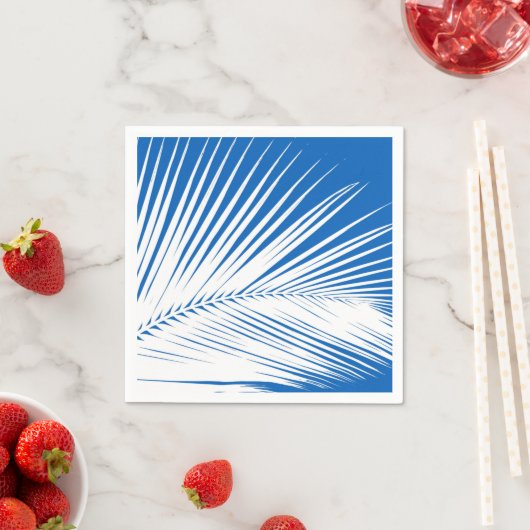 Serviette En Papier Feuille de palme - blanc sur bleu cobalt (En situation)
