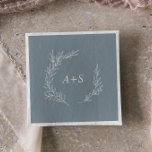 Serviette En Papier Feuille minimale | Mariage Monogramme bleu et blan<br><div class="desc">Ces serviettes de mariage monogramme bleu feuille et blanc minimes sont parfaites pour un mariage élégant. Le design se compose d'une simple silhouette de verdure blanche sur un arrière - plan bleu poussiéreux au style minimaliste classique. Personnalisez les serviettes avec les initiales de la mariée et du marié.</div>