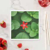 Serviette En Papier Feuille verte et conception de fleurs rouges (En situation)