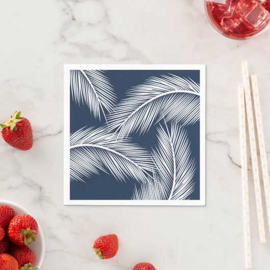 Serviette En Papier Feuilles de palmier blanc sur arrière - plan bleu (En situation)