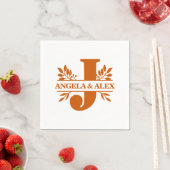 Serviette En Papier Feuilles Floraux Orange Brûlé Monogramme J (En situation)