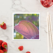 Serviette En Papier Feuilles Rouges Et Bokeh (En situation)