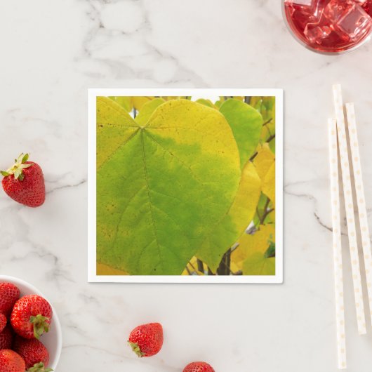 Serviette En Papier Feuilles rouges jaunes et verts (En situation)