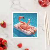 Serviette En Papier Flamingo Floating With a Cocktail In a Pool (En situation)