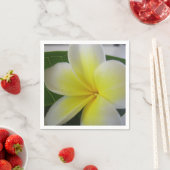 Serviette En Papier Fleur Frangipani Blanc Et Jaune (En situation)