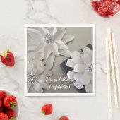 Serviette En Papier Fleurs Argentées Élégantes Félicitations (En situation)