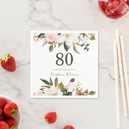 Serviette En Papier Fleurs blanches et bleues 80e fête d'anniversaire (En situation)