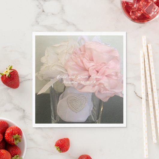 Serviette En Papier Fleurs blanches et roses dans Vase (En situation)