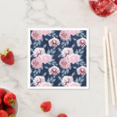 Serviette En Papier Fleurs blanches et roses sur bleu foncé. (En situation)