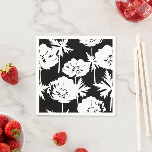 Serviette En Papier Fleurs blanches sur noir. (En situation)