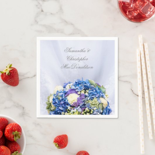 Serviette En Papier Fleurs bleues et blanches et robe mariage (En situation)