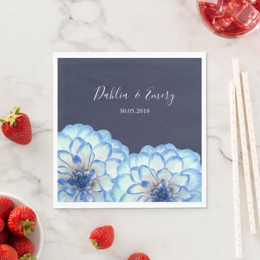 Serviette En Papier Fleurs Dahlia bleu marine bleu foncé mariage (En situation)