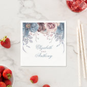Serviette En Papier Fleurs d'aquarelle bleu et mauve Dusty (En situation)