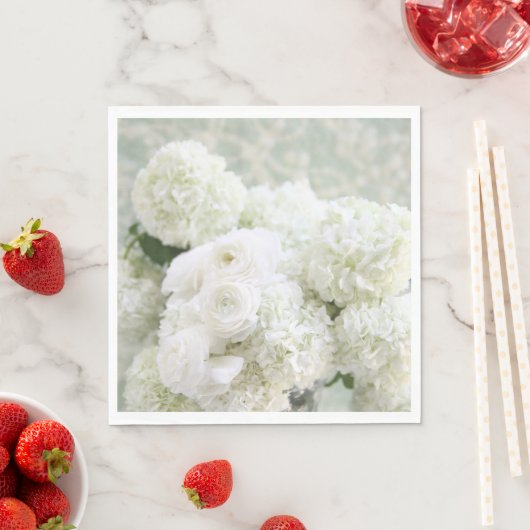 Serviette En Papier Fleurs de ranunculus blancs avec hydrangées (En situation)