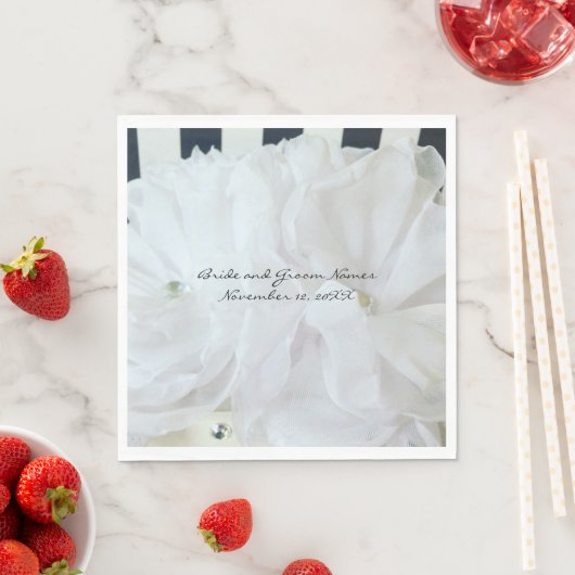 Serviette En Papier Fleurs de soie blanche avec Arrière - plan rayé (En situation)